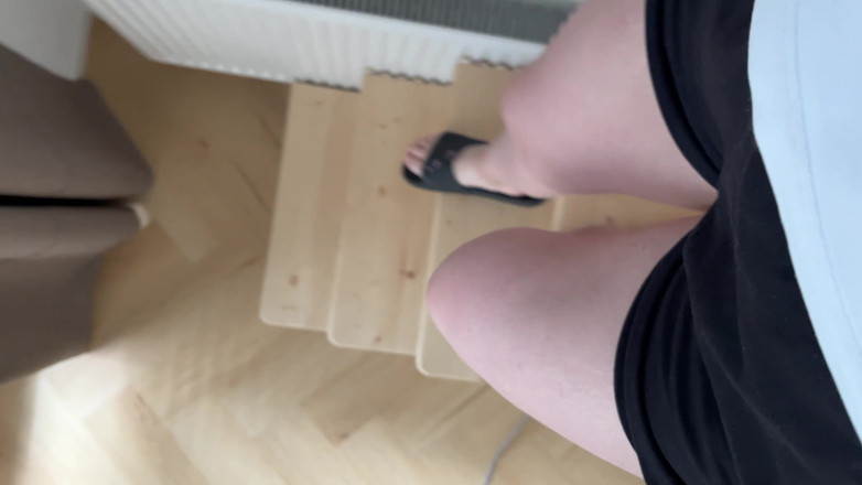 Feet: Caminar en chanclas y descalzo en el apartamento