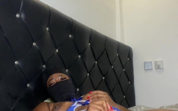 Sassy fat pussy: Eu amo ser assistida por muitos homens ao vivo!