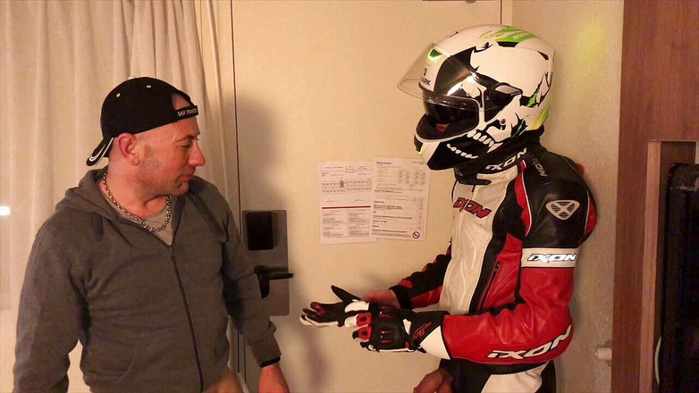 HUMLIATION AND SPANKING PORN: कामुक पोशाक वाली बाइकर के साथ होटल में अपमान