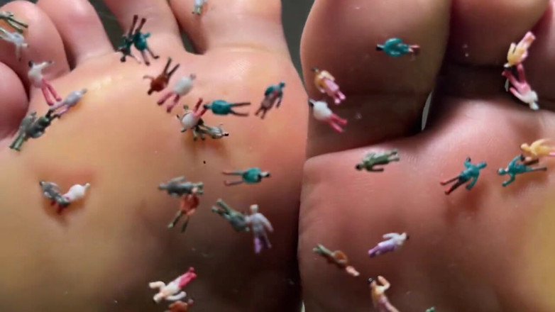 Pink Foxx: Pink Foxx Giantess Foot Play