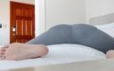 Aurora Willows large labia: Esticando na cama em calças de ioga