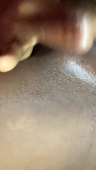 La bombasse sexy Blackgurl234 se caresse la chatte jusqu’à ce qu’elle squirte