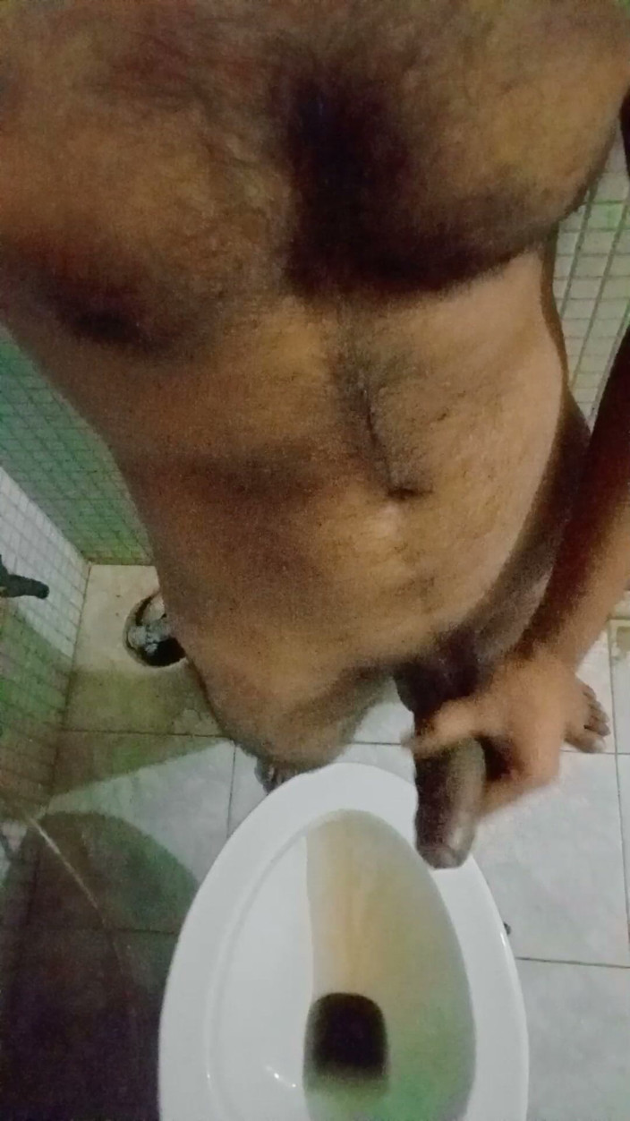 Raaz26d: Menino indiano punheta no banheiro da namorada, alguém quer participar?