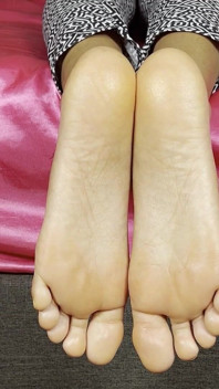 침대 옆의 발바닥 유혹