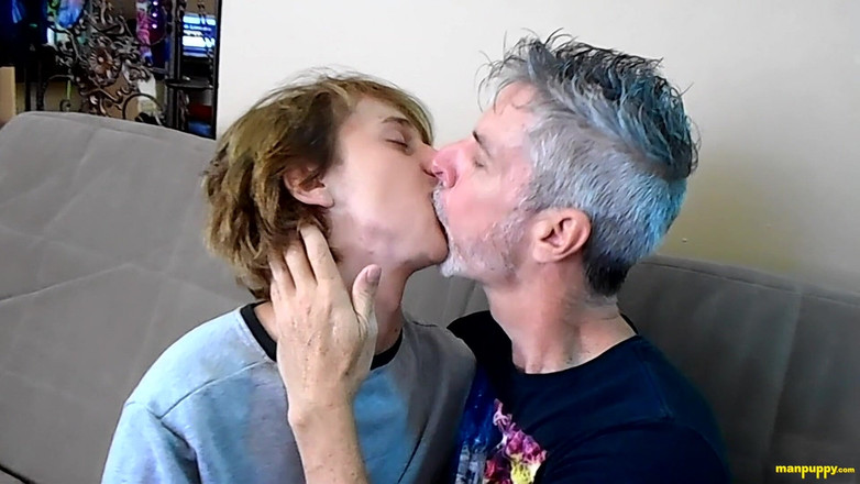 Man Puppy: Het gay kyssar med Elis