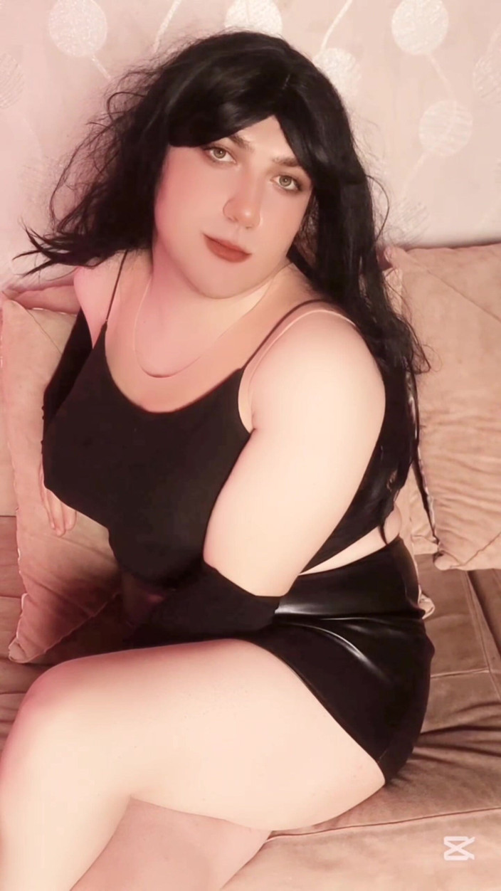 Kitty_Cross: Lederrock goth weißer vampirischer hintern ladyboy Femboy model transvestiert sissy