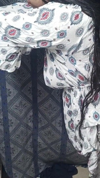 Zogende Indische vrouw met grote borsten neukte volledige harde seks op zijn hondjes