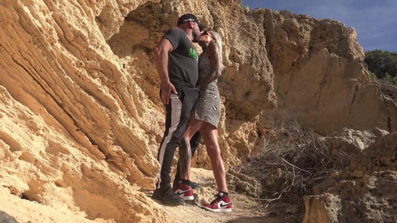 German bitch hunter: Wild Beach Vacation - milf tatuada quente dá a um estranho...