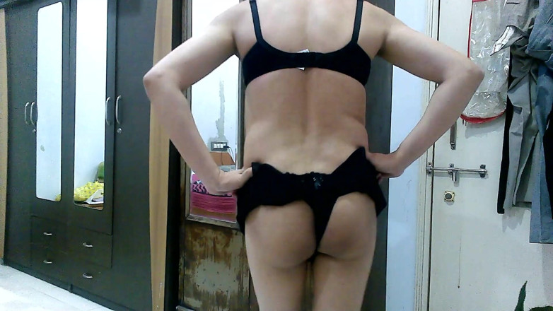 Cute & Nude Crossdresser: 热辣的娘娘腔变装者femboy Sweet棒棒糖在短裙和胸罩。