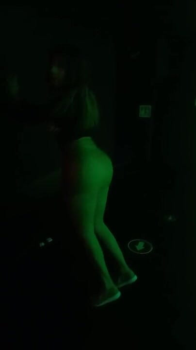Barbietransxxxx: Tranny menunjukkan pantat di bar