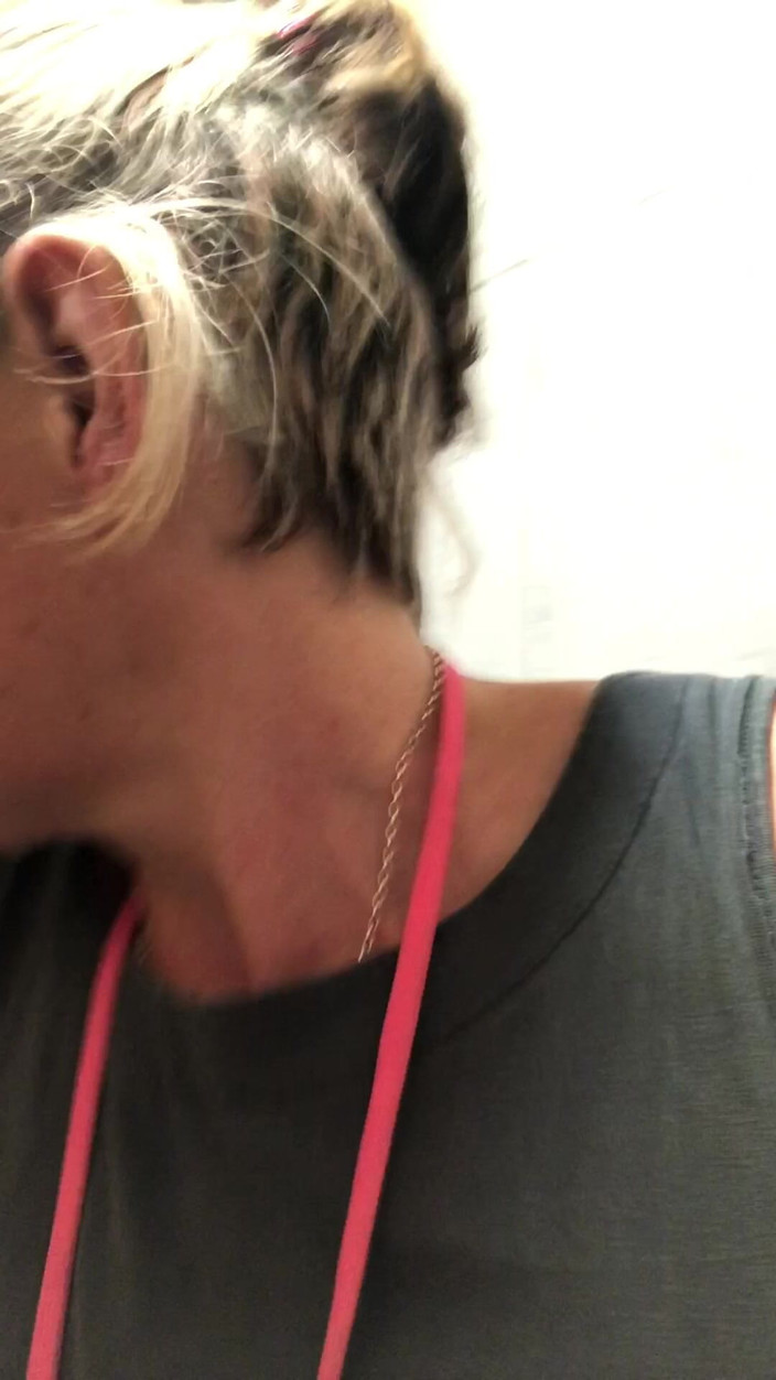 Pissing Paradise: Energické Chcaní Z Perfektní Chlupaté Kundičky Na Veřejných Toaletách