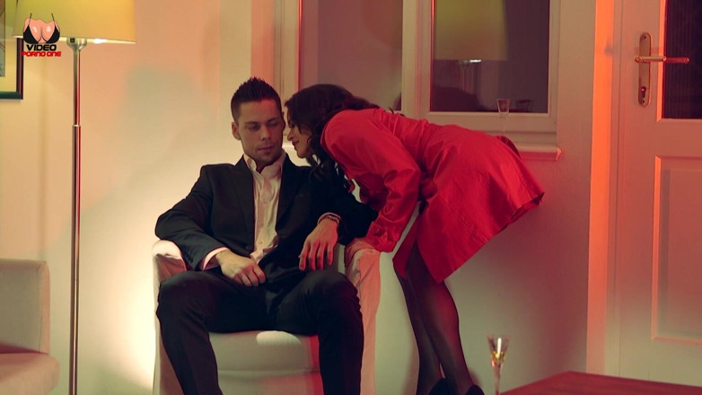 Video Porno One: Alice, Oturma Odasının Halısında Sodomizleniyor!