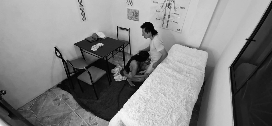 Lady: FFM trio - nadržený stařík má sex v kanceláři se svou...