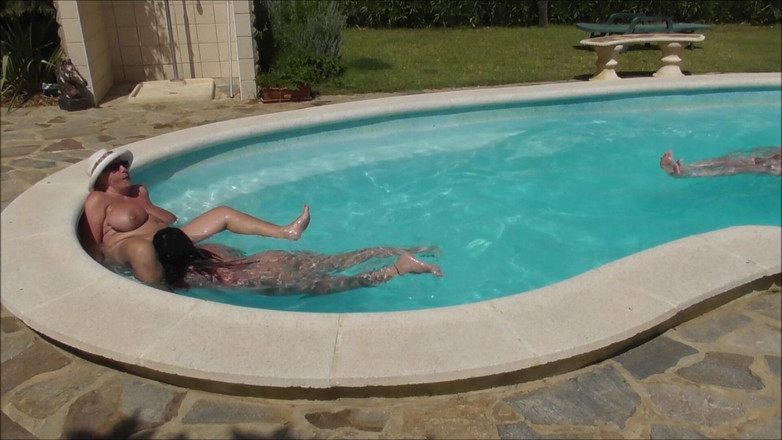 Camilla Creampie: МЖЖ тройничок в бассейне на улице