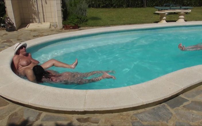 Camilla Creampie: Trío al aire libre en la piscina