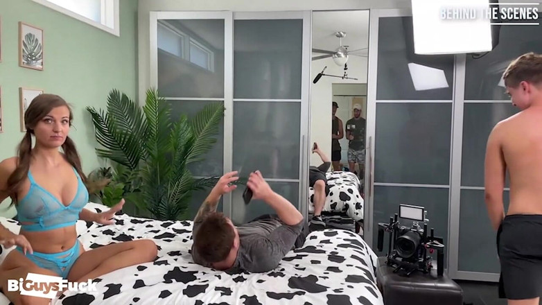 Bi Guys Fuck: Si perawan lucas walker mecahin semua di depan kamera