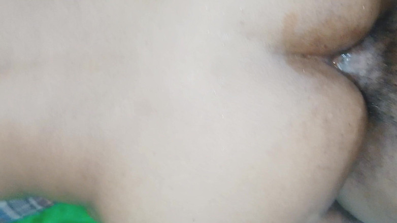 Sexy_girl_nehu: 哥在上面涂油后操嫂子的屁股。嫂子被狠操。嫂子的屁股很好看