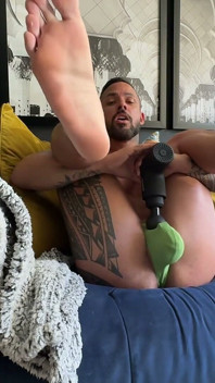 Kläder, omklädningsrum kyskhetsbur och massagepistol spermastimulering