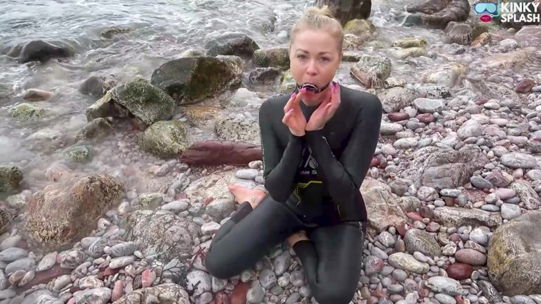 UKCuteGirl Lucy Lauren: Neoprene Kink Umedă și cu căluș în mare