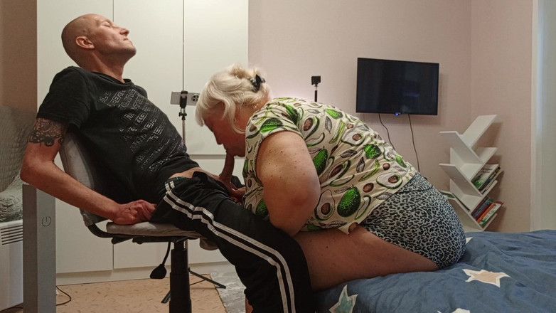 Zona901: Sousedka mi dává hluboké kouření, abych se jí vystříkal do...