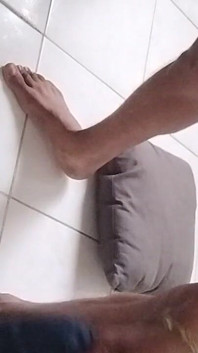 자비나 자비 없이 엉덩이를 당하는 것