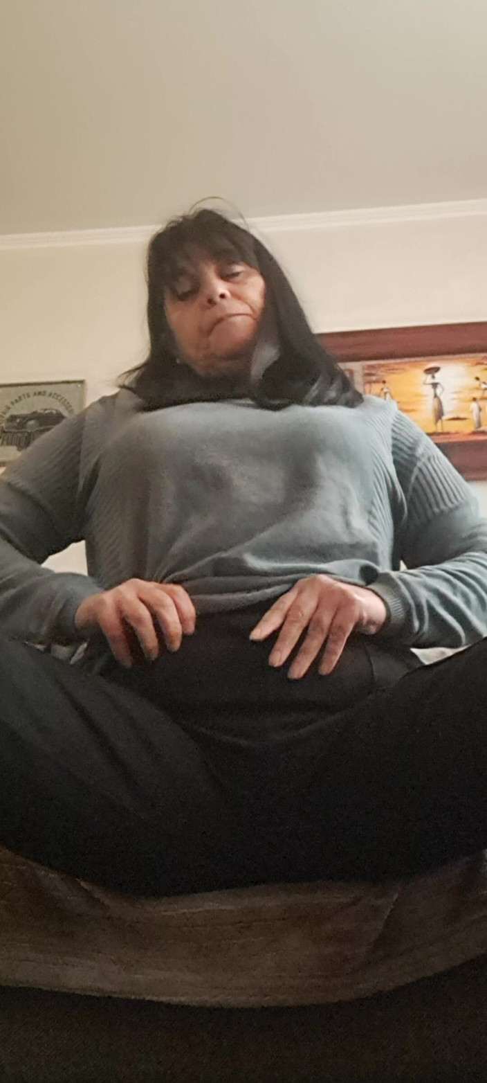 Mommy big hairy pussy: Milf en primer plano casual se masturba