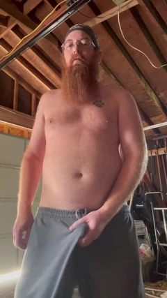 Naken Redneck pissar i din riktning