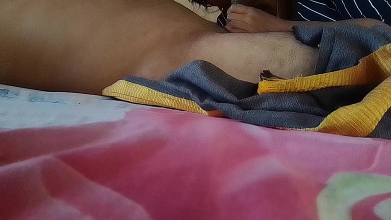 LEGSCOUPLE12: Une Malaisienne vivant en Tamil Nadu masse le pénis de...
