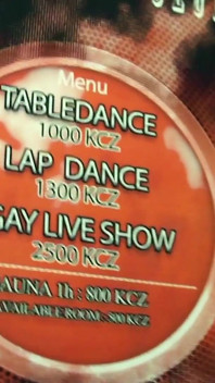 Openbare neukpartij zonder condoom in een stripclub