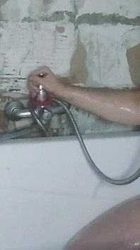 Banyoda kamera ve büyük götlü bir kız işiyor, çok seksi