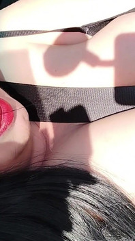 Madrasta sexy e gostosa, apenas fãs em câmera lenta, no carro