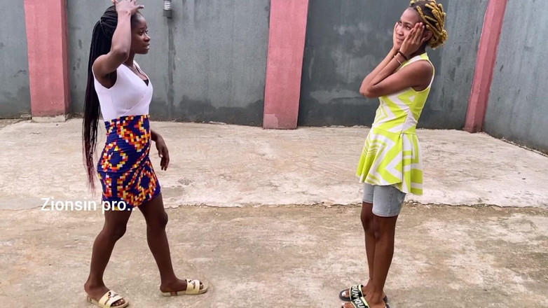 Zion: 非洲女同性恋情人在户外玩本地游戏