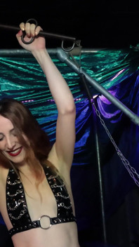 Große stiefel und verschwitzte füße trampeln