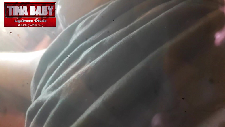 Tina Baby: Hembiträde suger Jizz Out whist hans ben upp