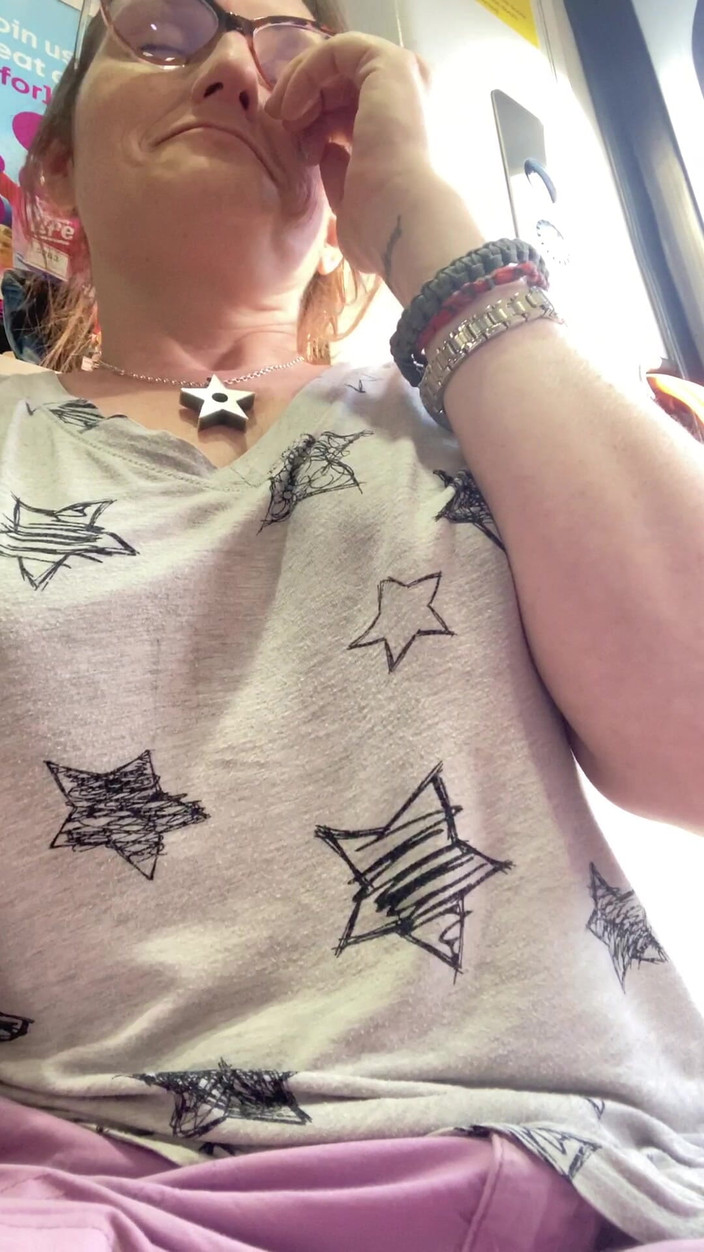 MistressWriggler: चूत और प्यूब परिवहन में खेलते हैं, मेरी उंगलियों से जोरदार गंध आती है!