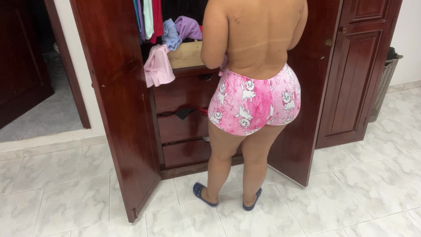 Stepmom's Tempting Body as She Undresses (Katrina 4 deluxe)