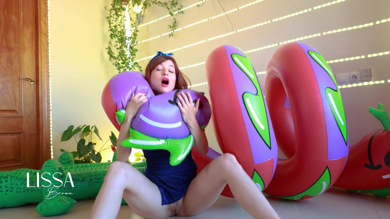 Lissa Brown: Soy La Presa De Una Serpiente Inflable Gigante