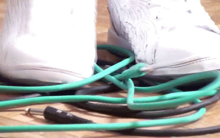 Foot Girls: Drcení kabelů je vždy zábava