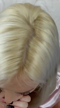 Daisy Lee söta små bröst blond förstapersonsvy ansikts avsugning