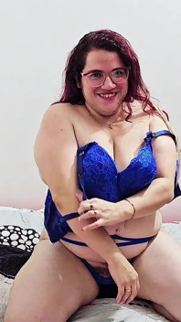Pompino sexy gioca con le tette con piercing