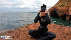 UKCuteGirl: Peau de néoprène - fantasme - jeu sur la mer et sauts...