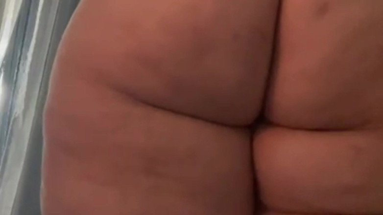 Zina Gabon: La suocera si cambia nel pomeriggio con il suo grande...