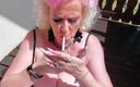 PureVicky66: Bunicuța germană mare și frumoasă fumează și pune un vibrator în pizdă!