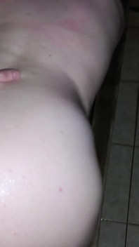Moja zdzirowata żona uwielbia być używana przez 2 facetów do dużej ilości spermy w jej mokrej cipce