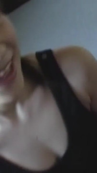 Juguetona morena MILF muestra leche fresca