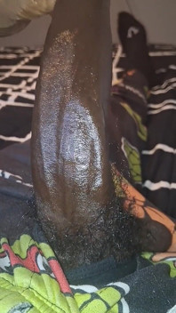 Une grosse noire se fait caresser