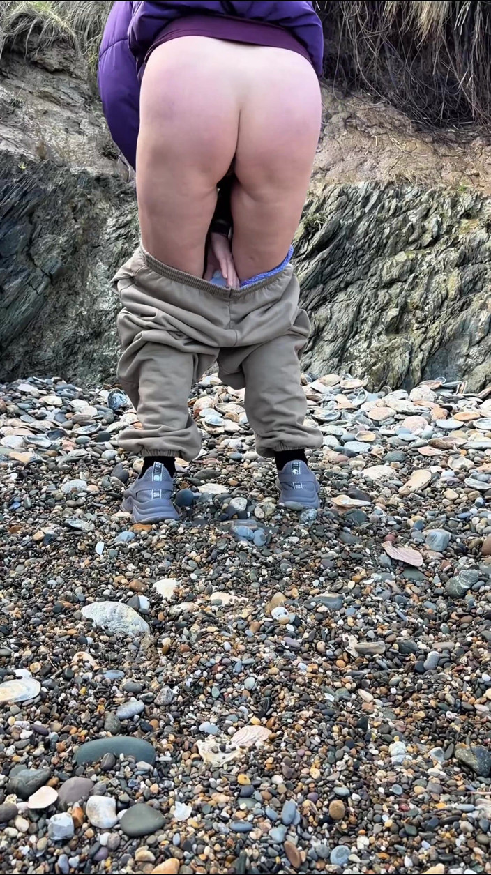 Emma Voyeur: Compilation Di Ragazza Disperata Pipì Sulla Spiaggia
