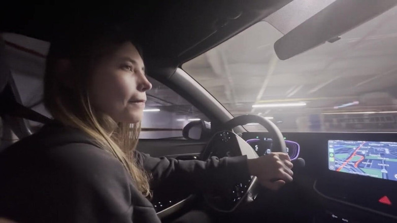 scarlettandc: Dos lesbianas tienen sexo en el coche