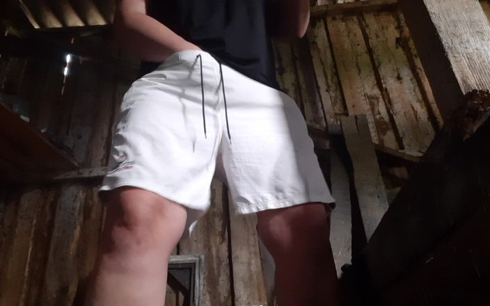 Lesbian-candys: Village se masturba em um celeiro com a roupa para...