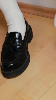 Witte overknees en nylon spelen in loafers - subtiel soklagenplezier